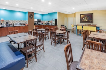 days inn and suites by wyndham san antonio near atandt
