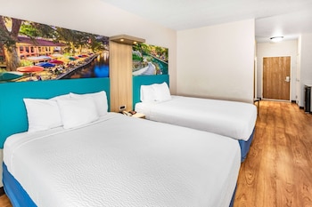 days inn and suites by wyndham san antonio near atandt