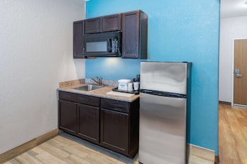 days inn and suites by wyndham san antonio near atandt