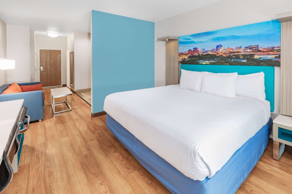 days inn and suites by wyndham san antonio near atandt