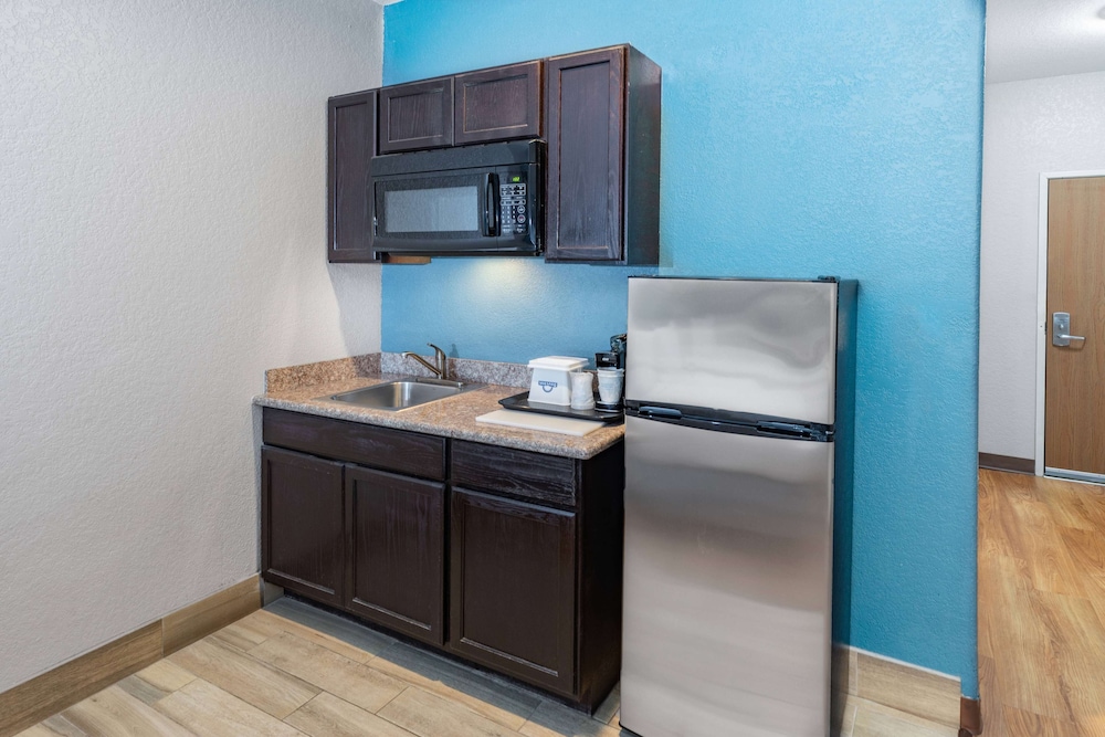 days inn and suites by wyndham san antonio near atandt