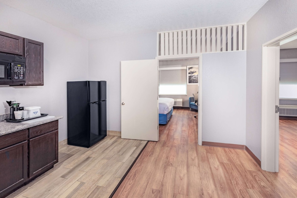 days inn and suites by wyndham san antonio near atandt