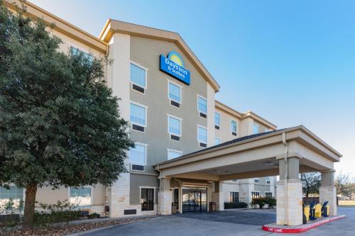 days inn and suites by wyndham san antonio near atandt