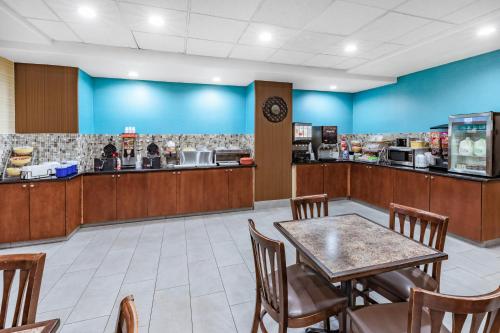 days inn and suites by wyndham san antonio near atandt
