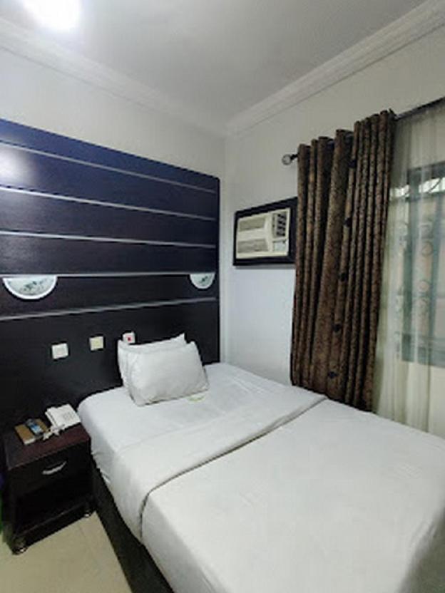 green house hotel and suites