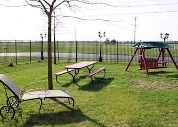 econo lodge inn and suites