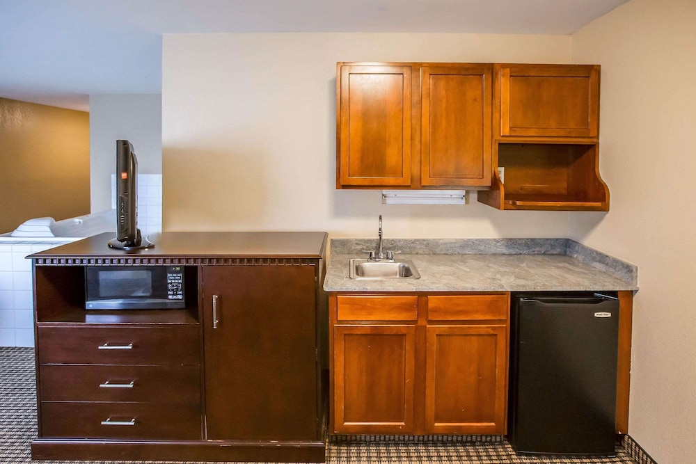 econo lodge inn and suites