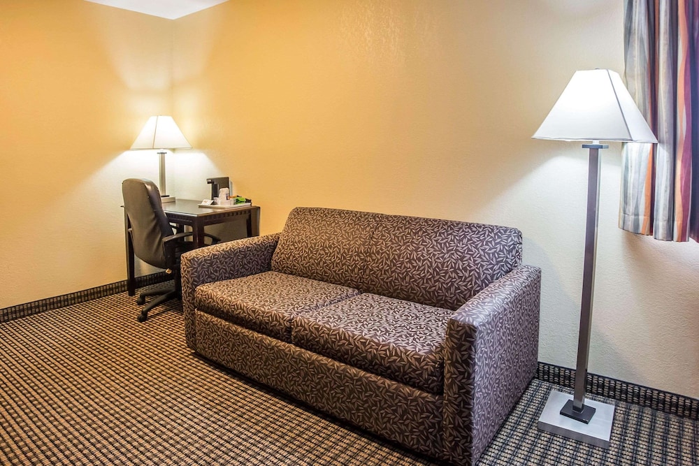 econo lodge inn and suites