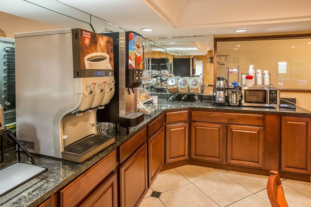 econo lodge inn and suites