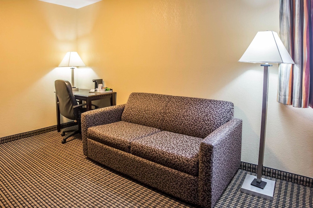 econo lodge inn and suites