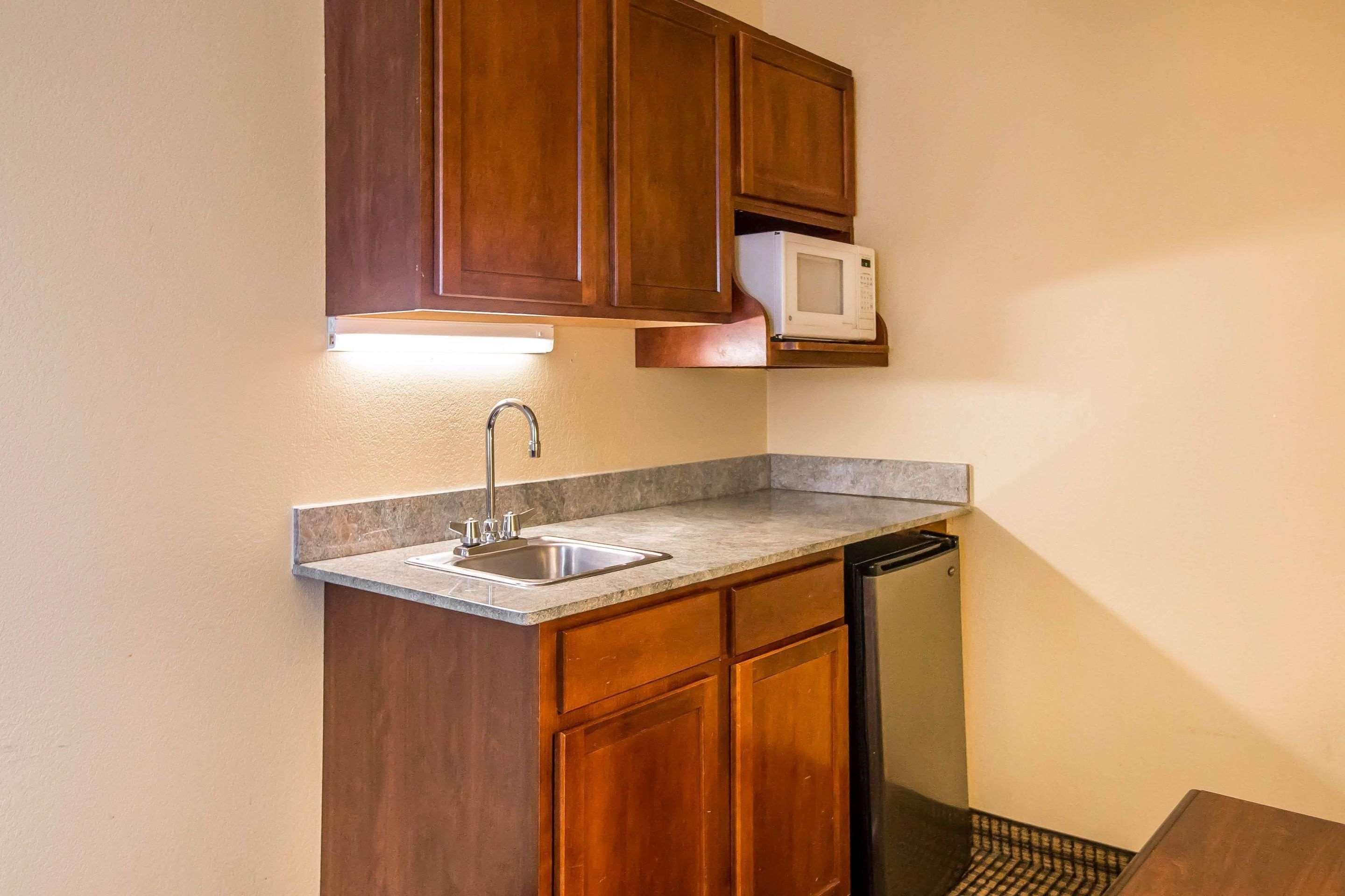 econo lodge inn and suites
