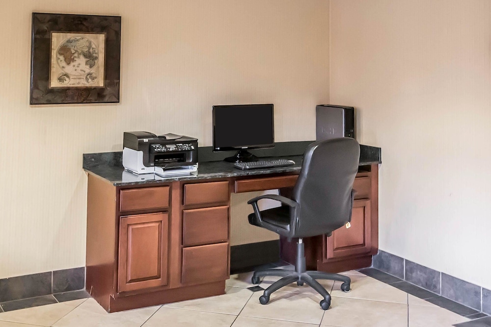 econo lodge inn and suites