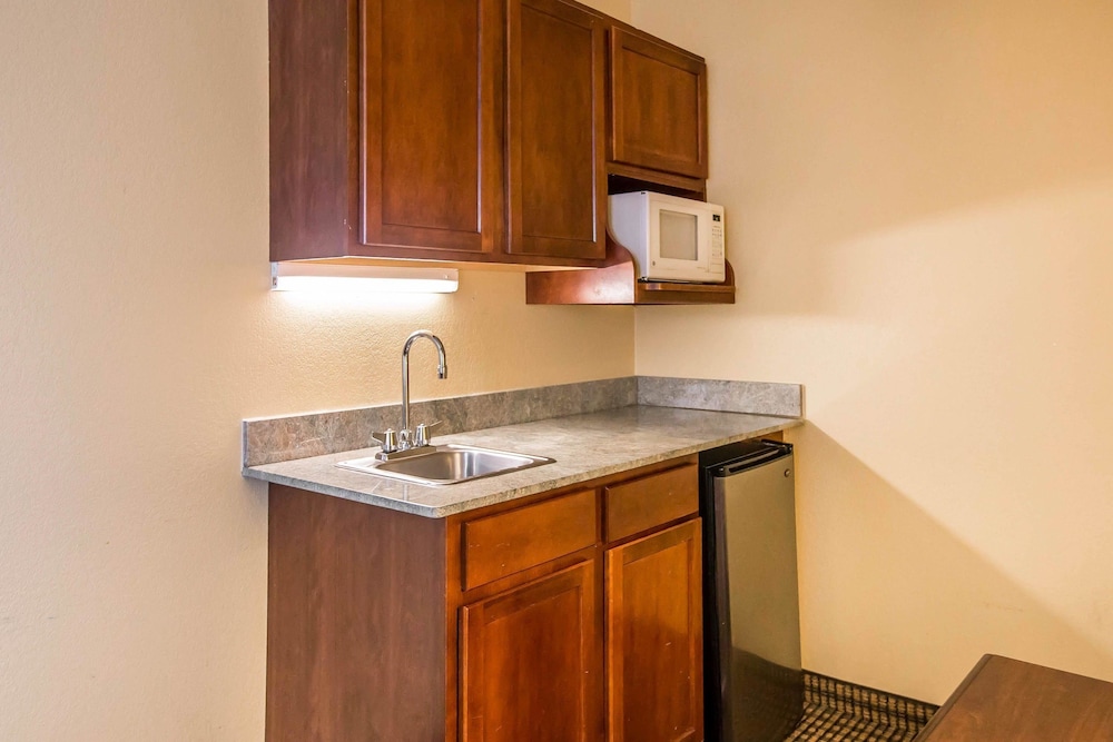 econo lodge inn and suites