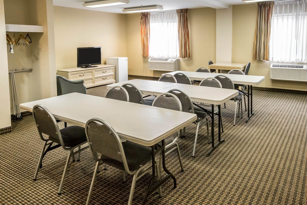 econo lodge inn and suites