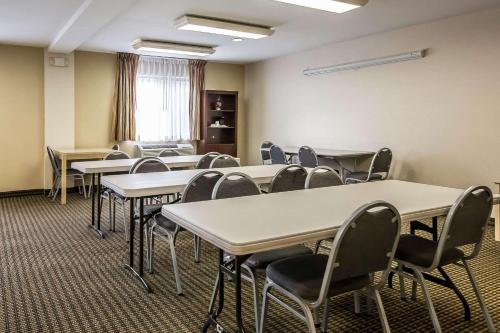 econo lodge inn and suites
