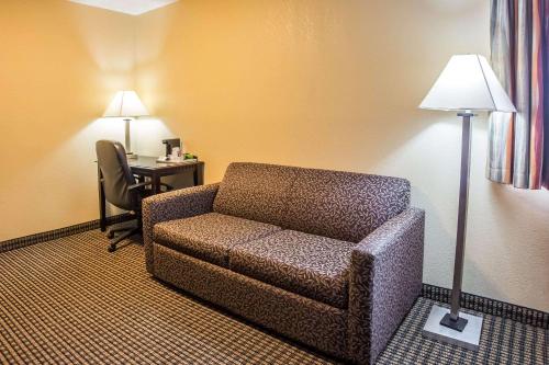 econo lodge inn and suites