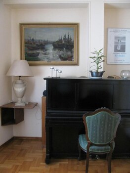 art gallery hotel