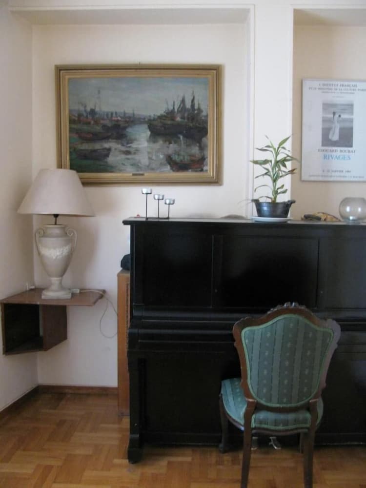 art gallery hotel