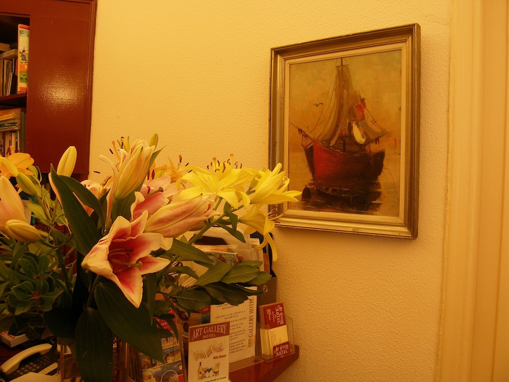 art gallery hotel