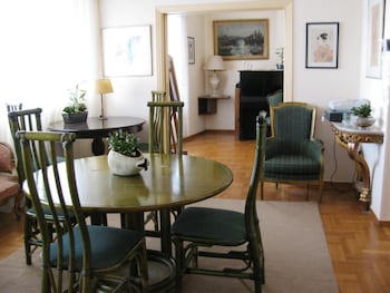 art gallery hotel