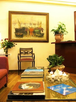 art gallery hotel