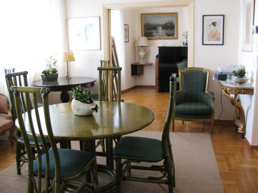 art gallery hotel