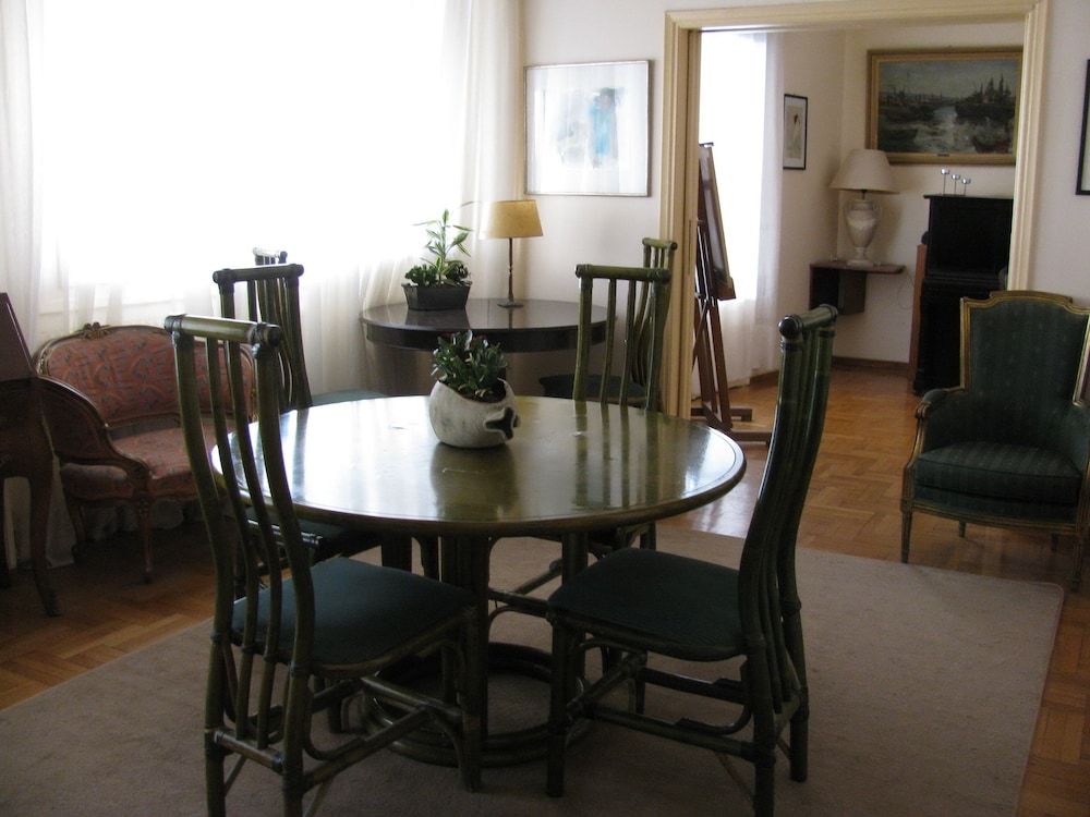art gallery hotel