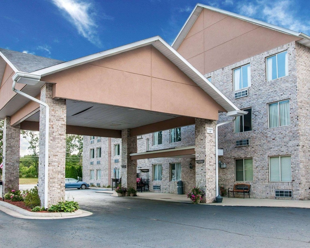 comfort inn whitehall near michigans adventure