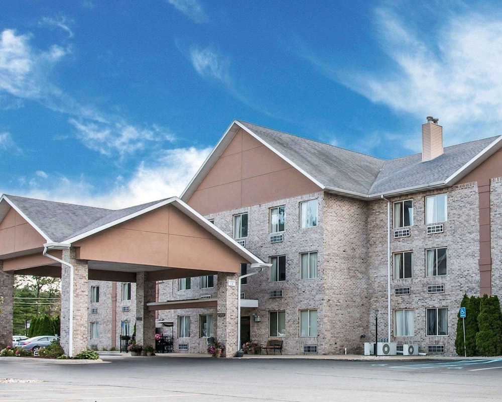 comfort inn whitehall near michigans adventure