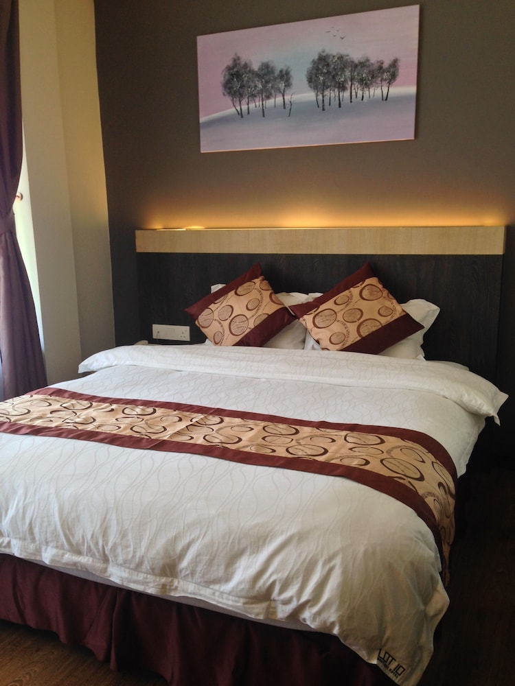 lot 10 boutique hotel