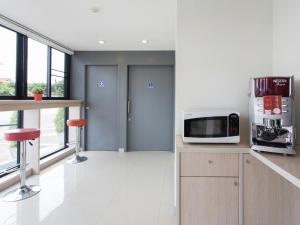 hop inn kanchanaburi building a