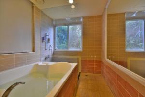 Courier Station,New Taipei>>Luzhou,3 star