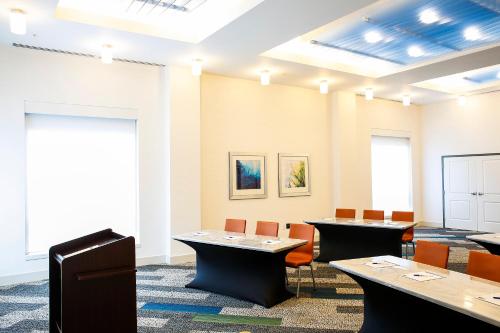 holiday inn express and suites louisville downtown by ihg