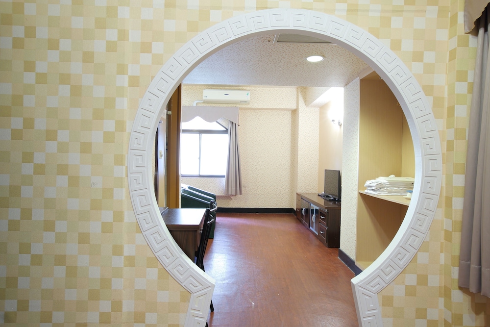 chiayi crown hotel