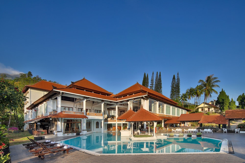 royal hotel and villa trawas