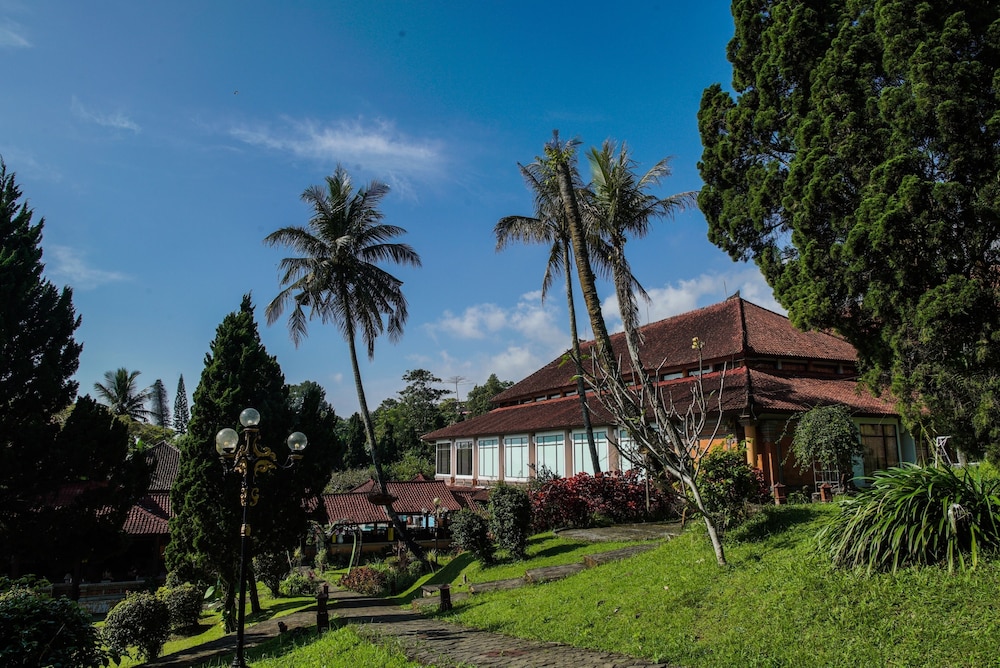 royal hotel and villa trawas