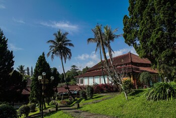 royal hotel and villa trawas