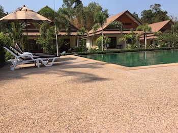 oscar villa aonang krabi