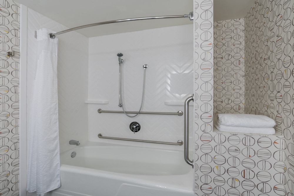 holiday inn and suites pittsfield berkshires by ihg