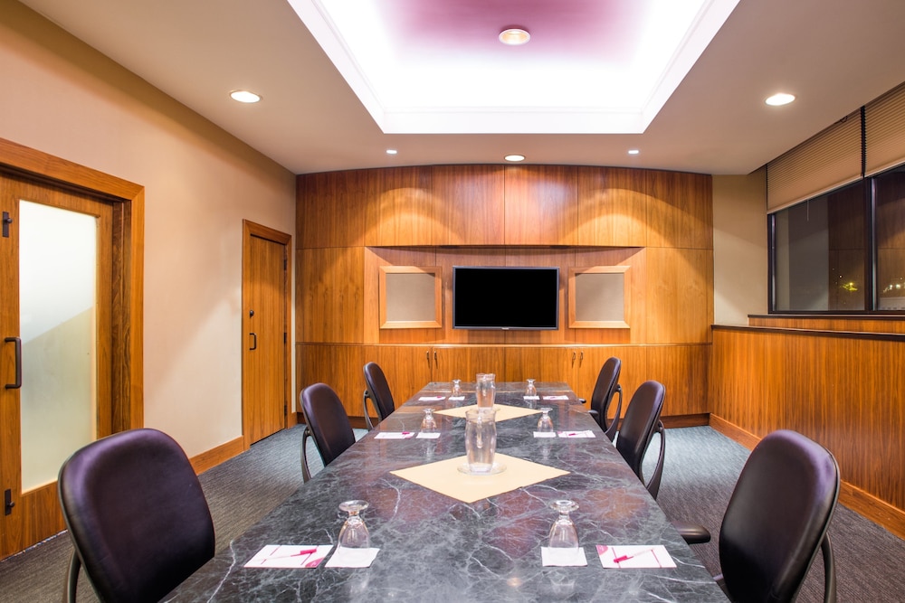 holiday inn and suites pittsfield berkshires by ihg