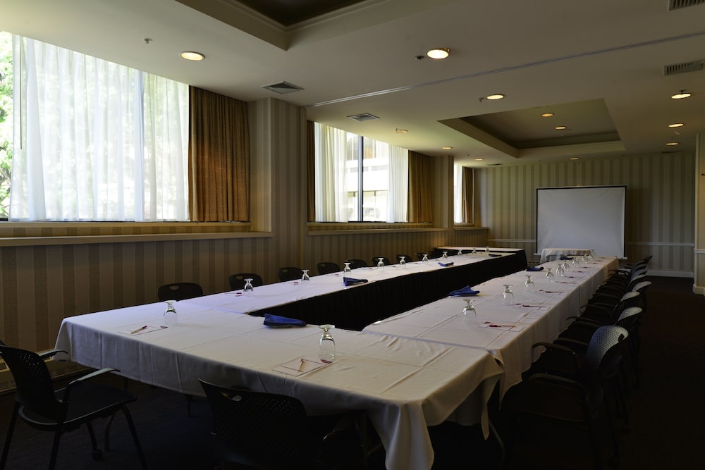 holiday inn and suites pittsfield berkshires by ihg