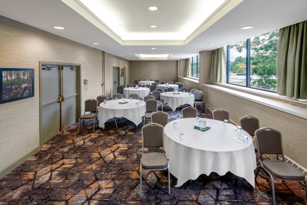 holiday inn and suites pittsfield berkshires by ihg