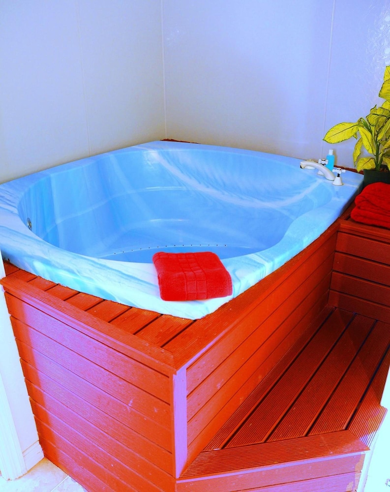 ashleigh court motel