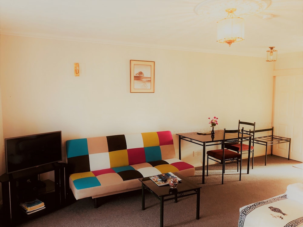 ashleigh court motel