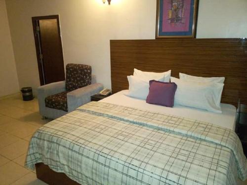 royalview hotel and suites