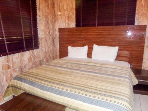 royalview hotel and suites