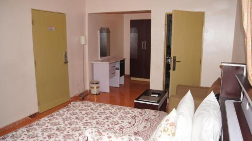 royalview hotel and suites