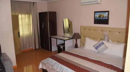 royalview hotel and suites