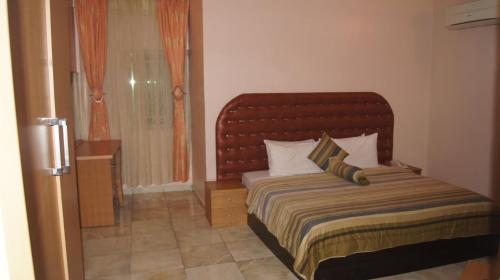 royalview hotel and suites