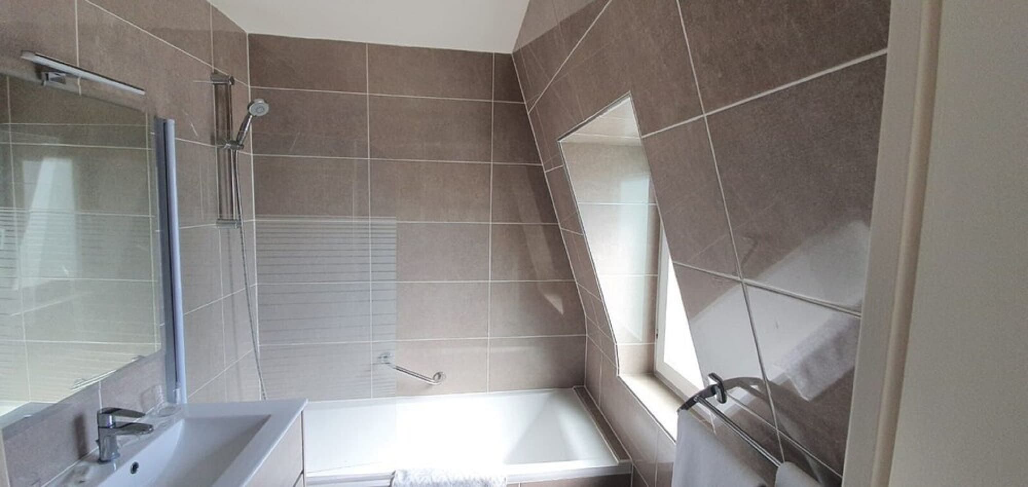 Hotel Des Pyrenees,204 Rue Du Faubourg Saint Antoine,2 star